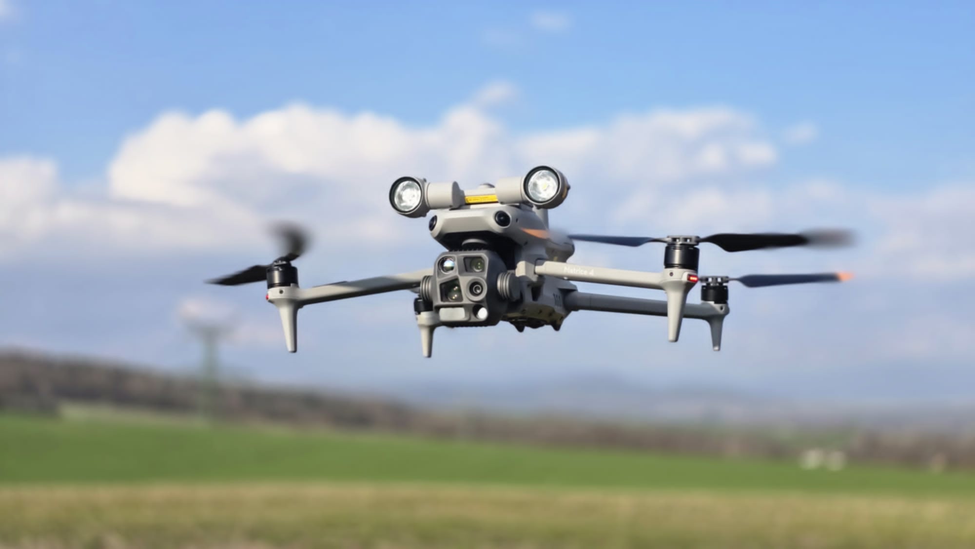 dji matrice 4T + svetlo al1